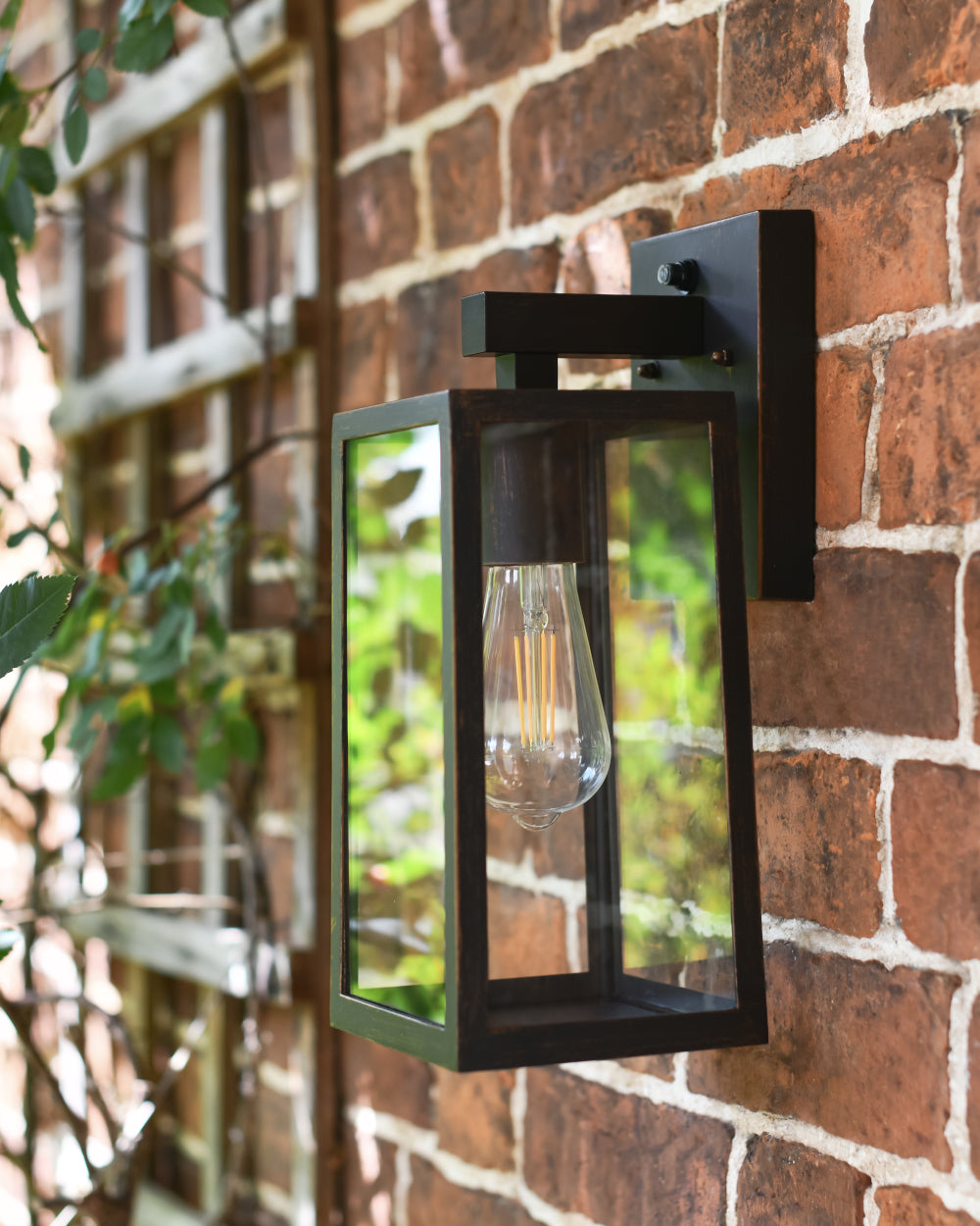 Box-shaped wall light