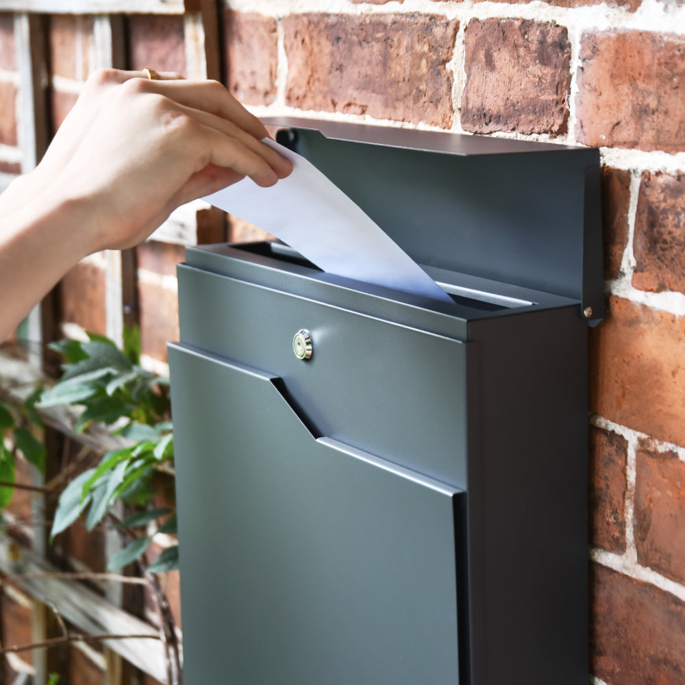 Liftable postage flap 