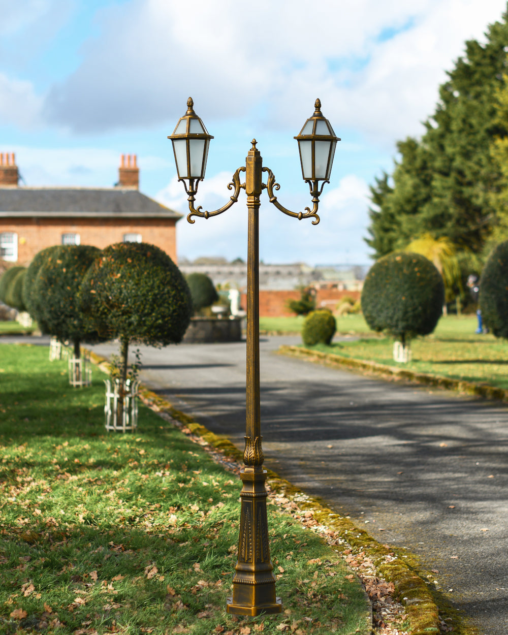 Double-headed lamp post 