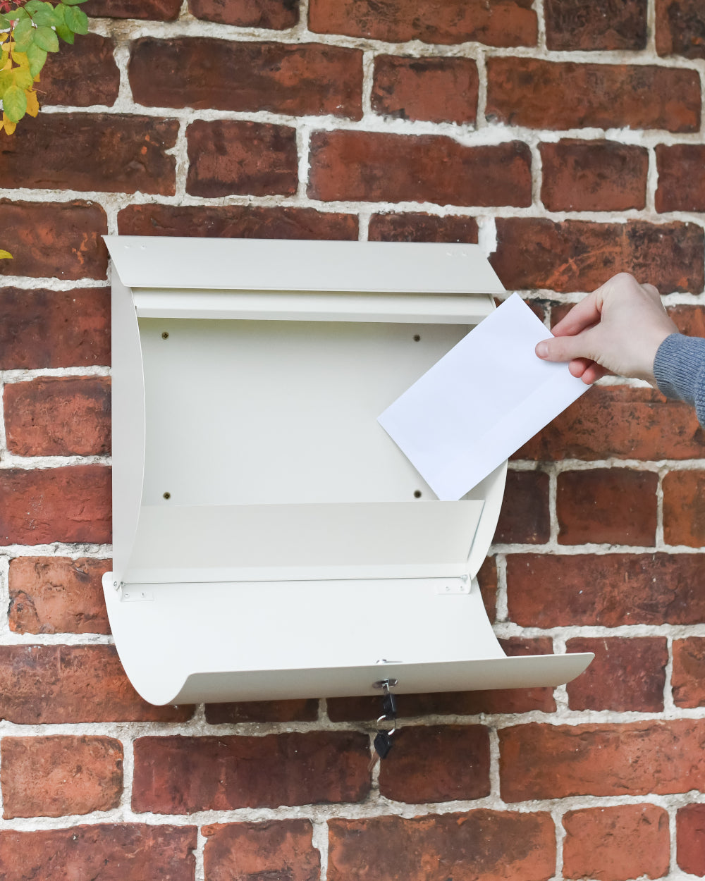 Front retrieval lockable post box 