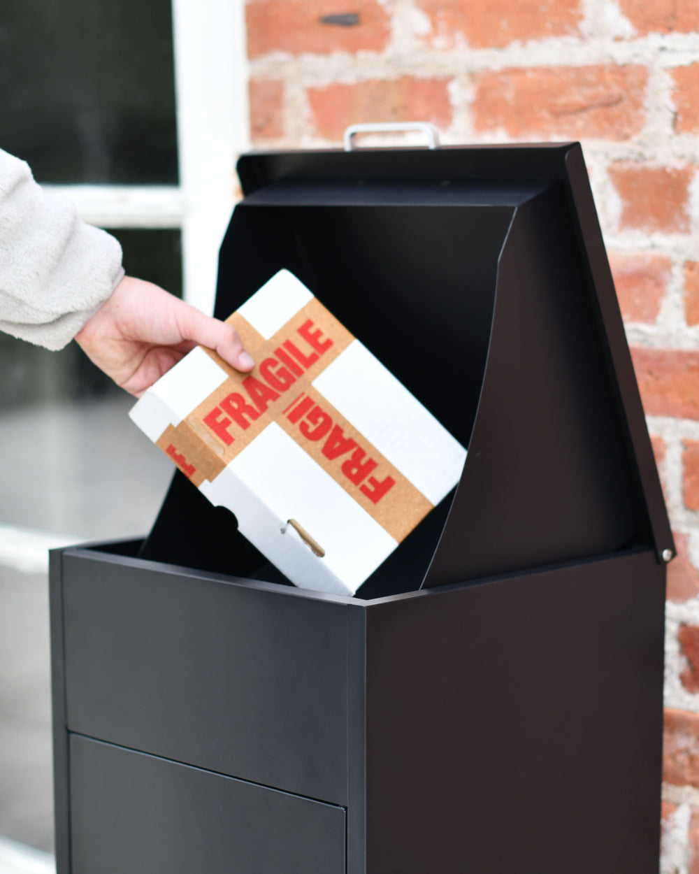 Liftable roof parcel box 