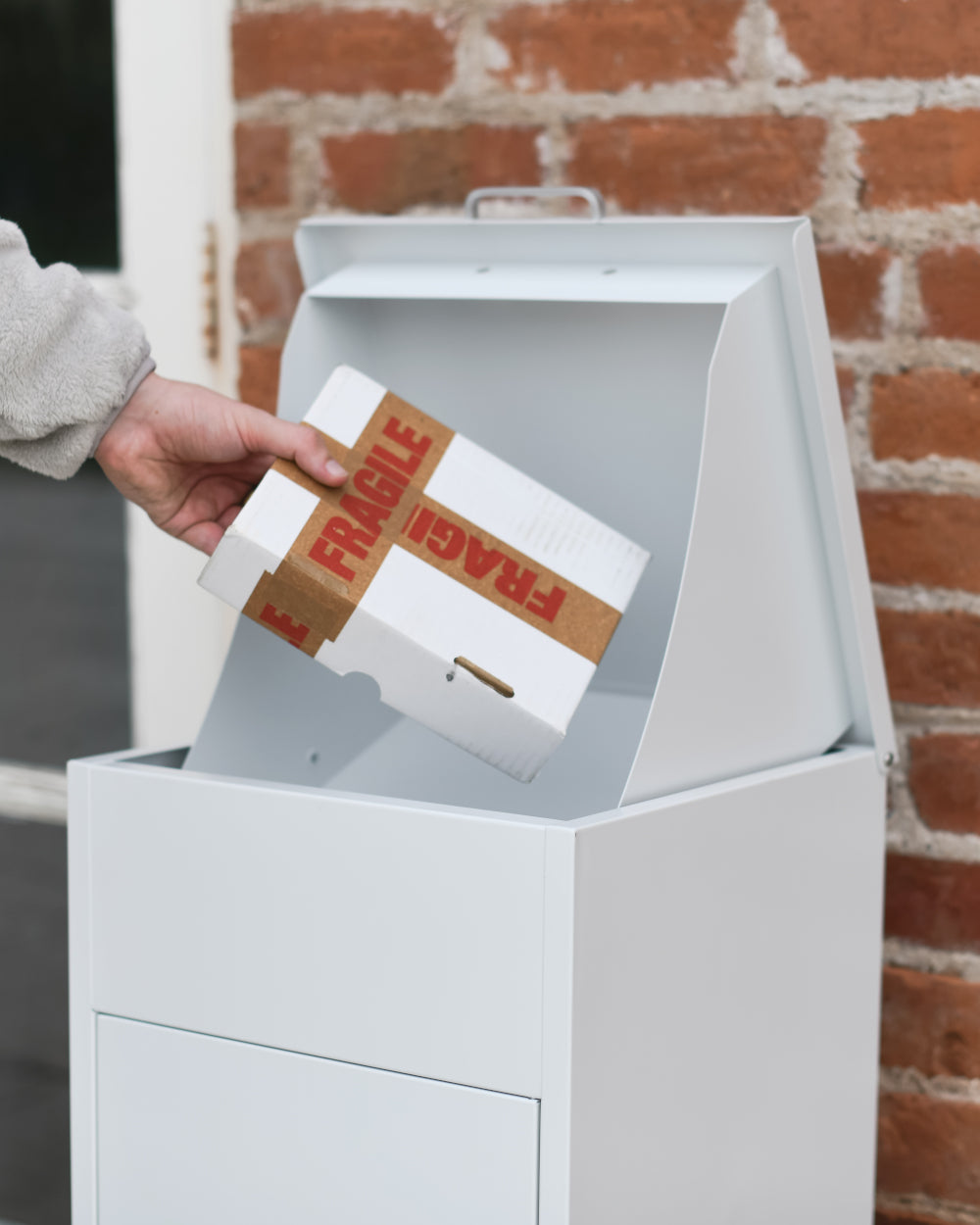 Liftable parcel box 