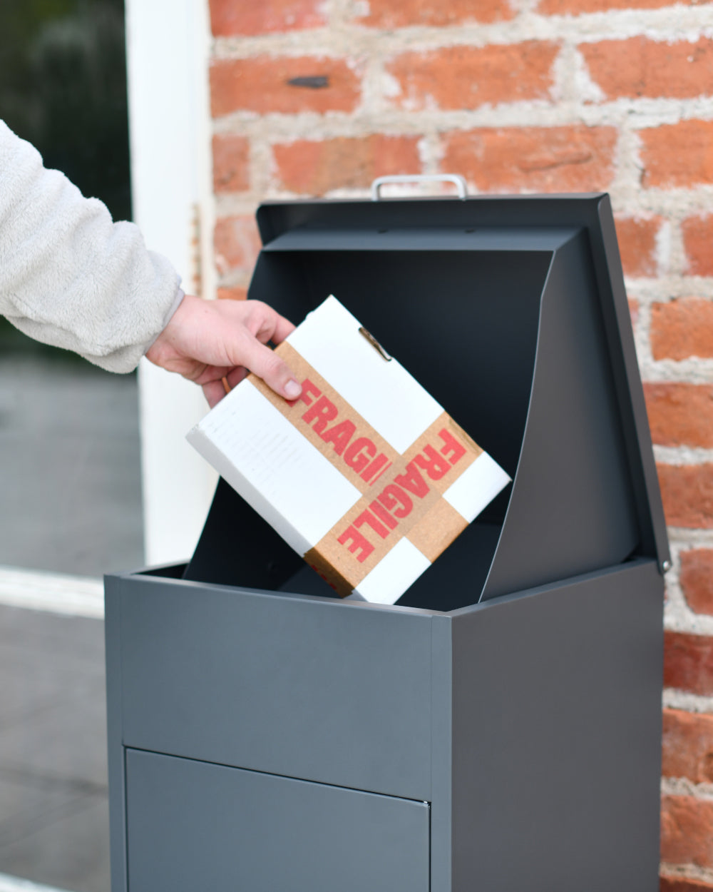 Retractable parcel box 