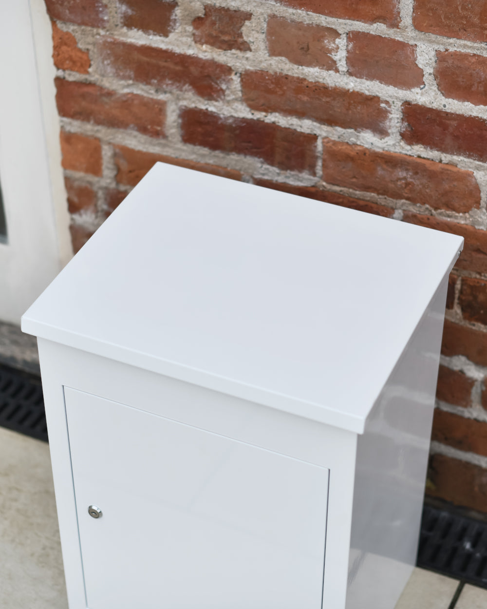 Sleek white parcel box