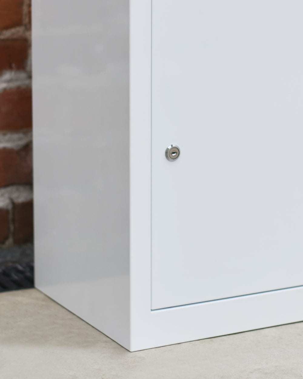 Lockable white parcel box