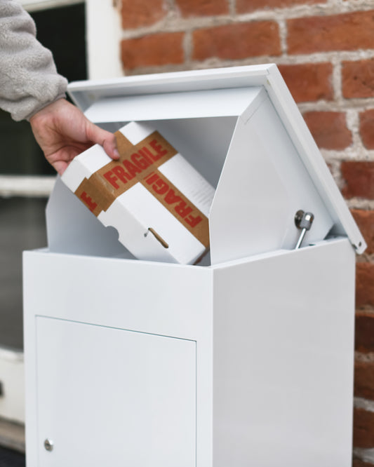 Large aperture parcel box 
