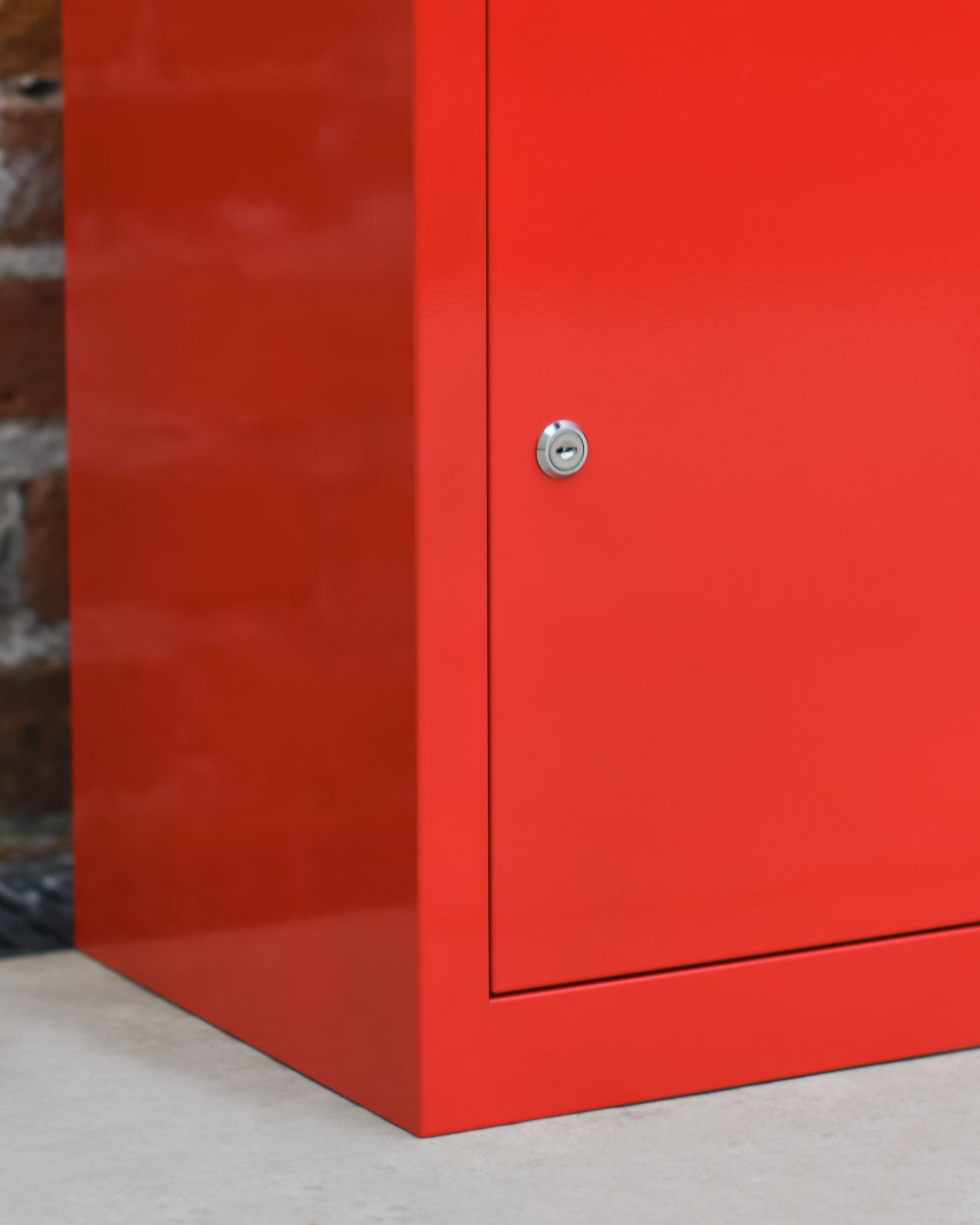Lockable red parcel box 