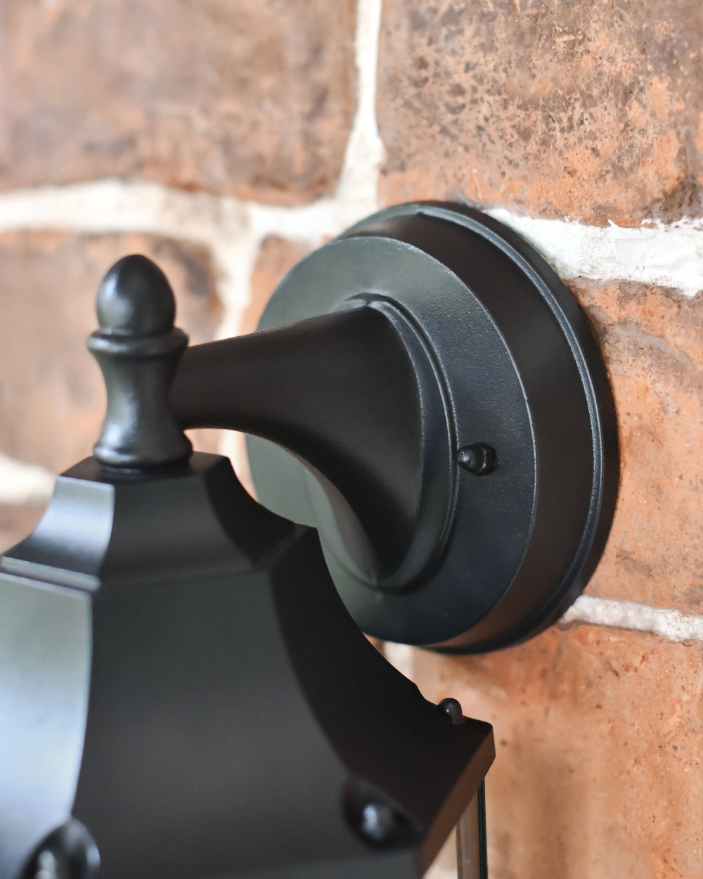 Circular wall-mounted bracket 