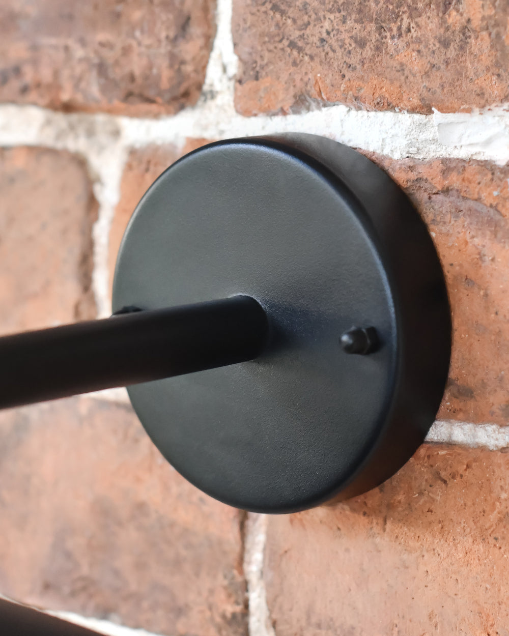Top-fix bracket in matte black
