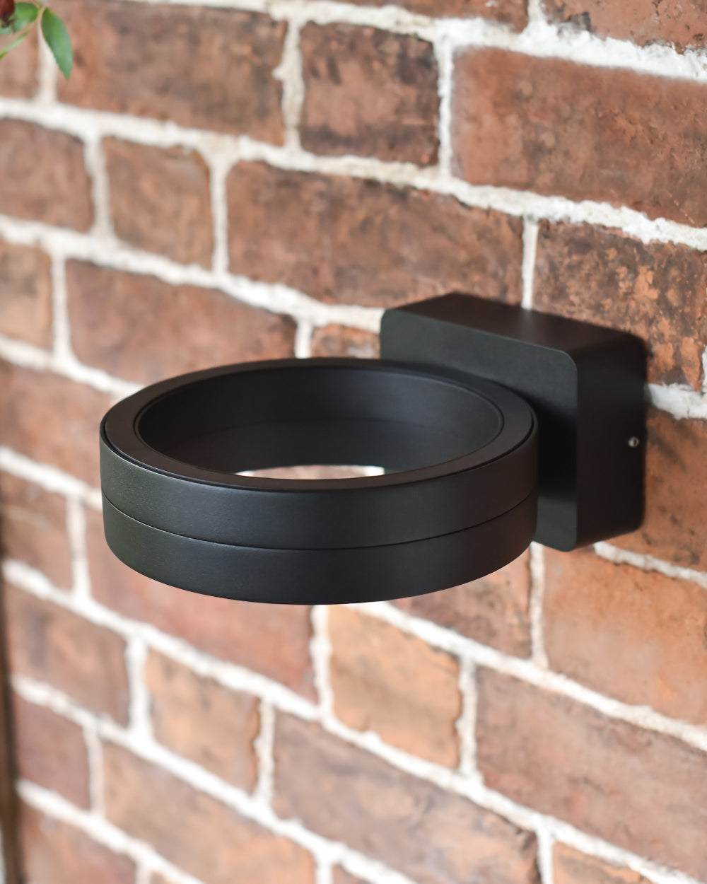 Jet black garden light
