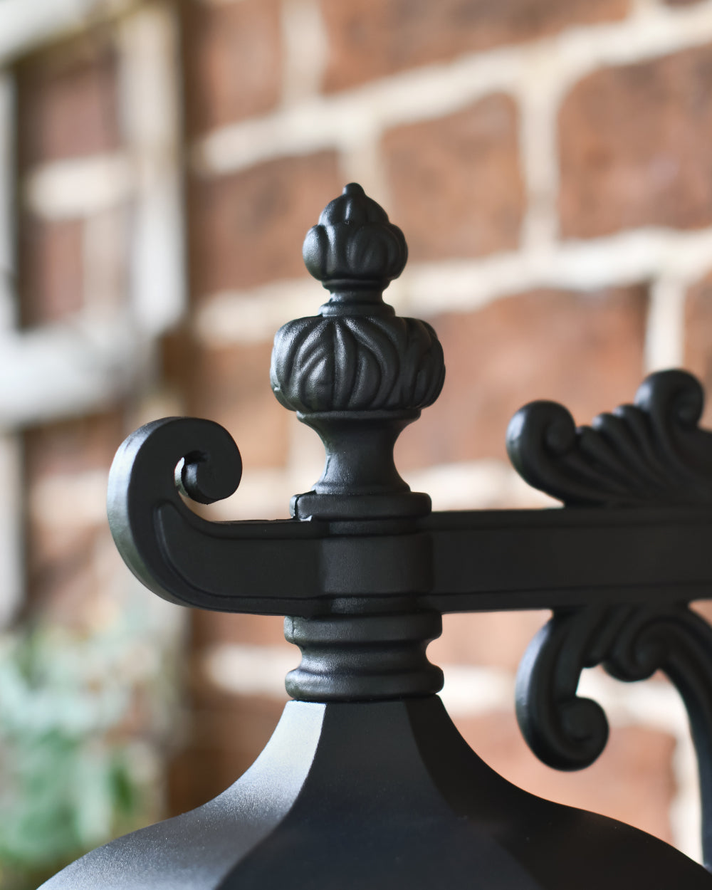 Detailing on top of the bracket 