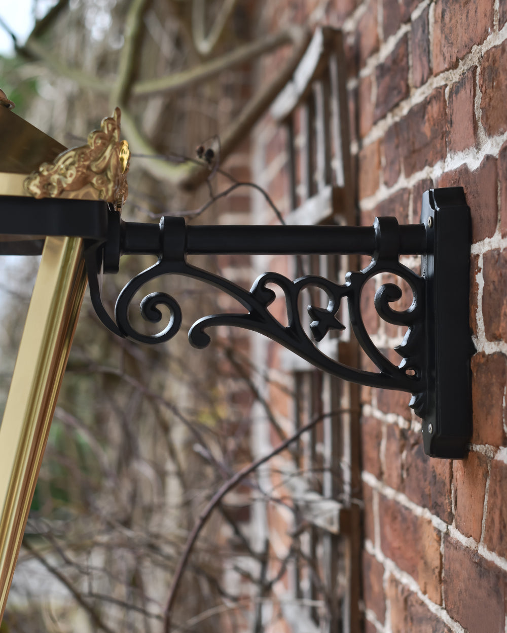Ornate top-fix bracket 