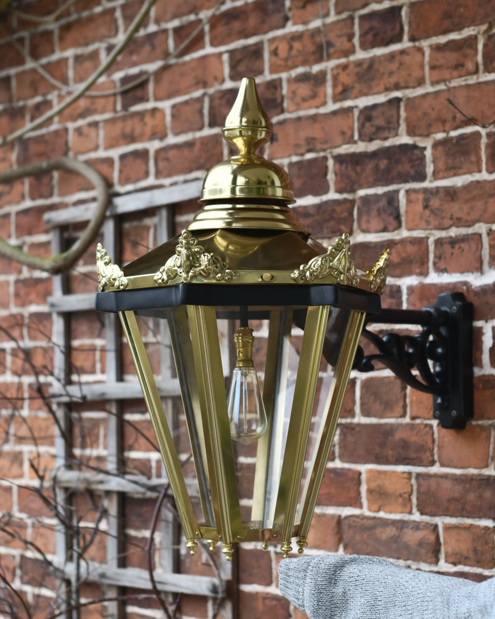 Victorian-inspired wall lantern 