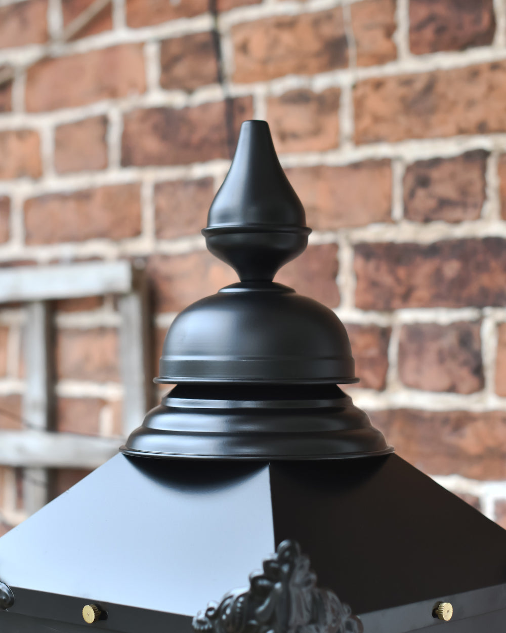 Wall lantern with ornate top