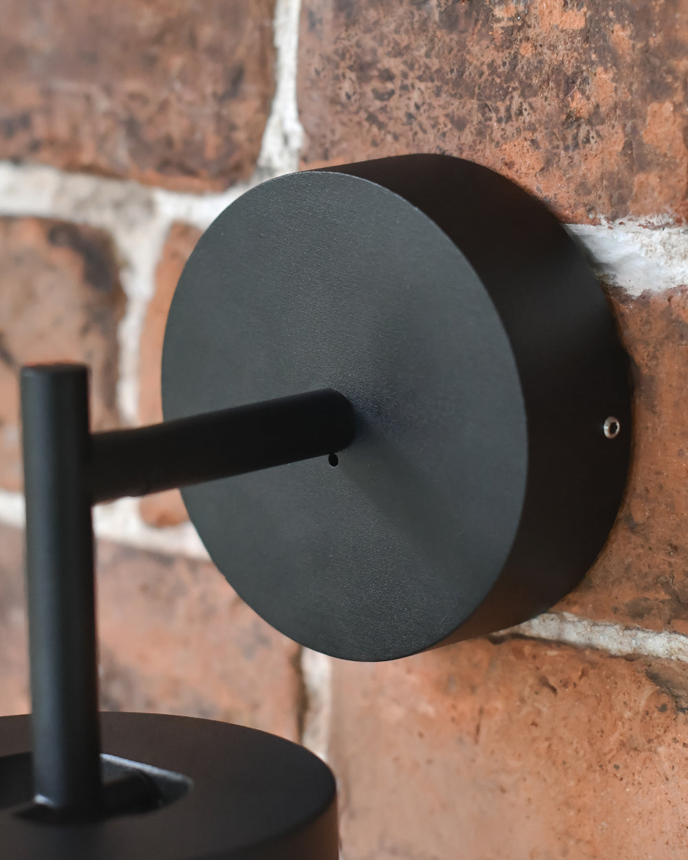 Matte black circular bracket 