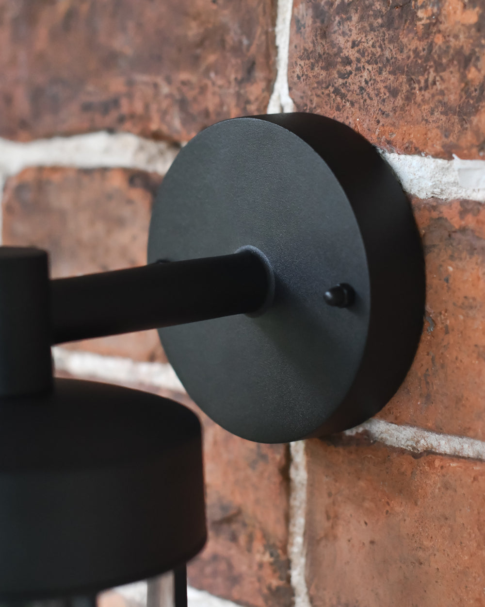 Jet-black finish on the wall bracket 