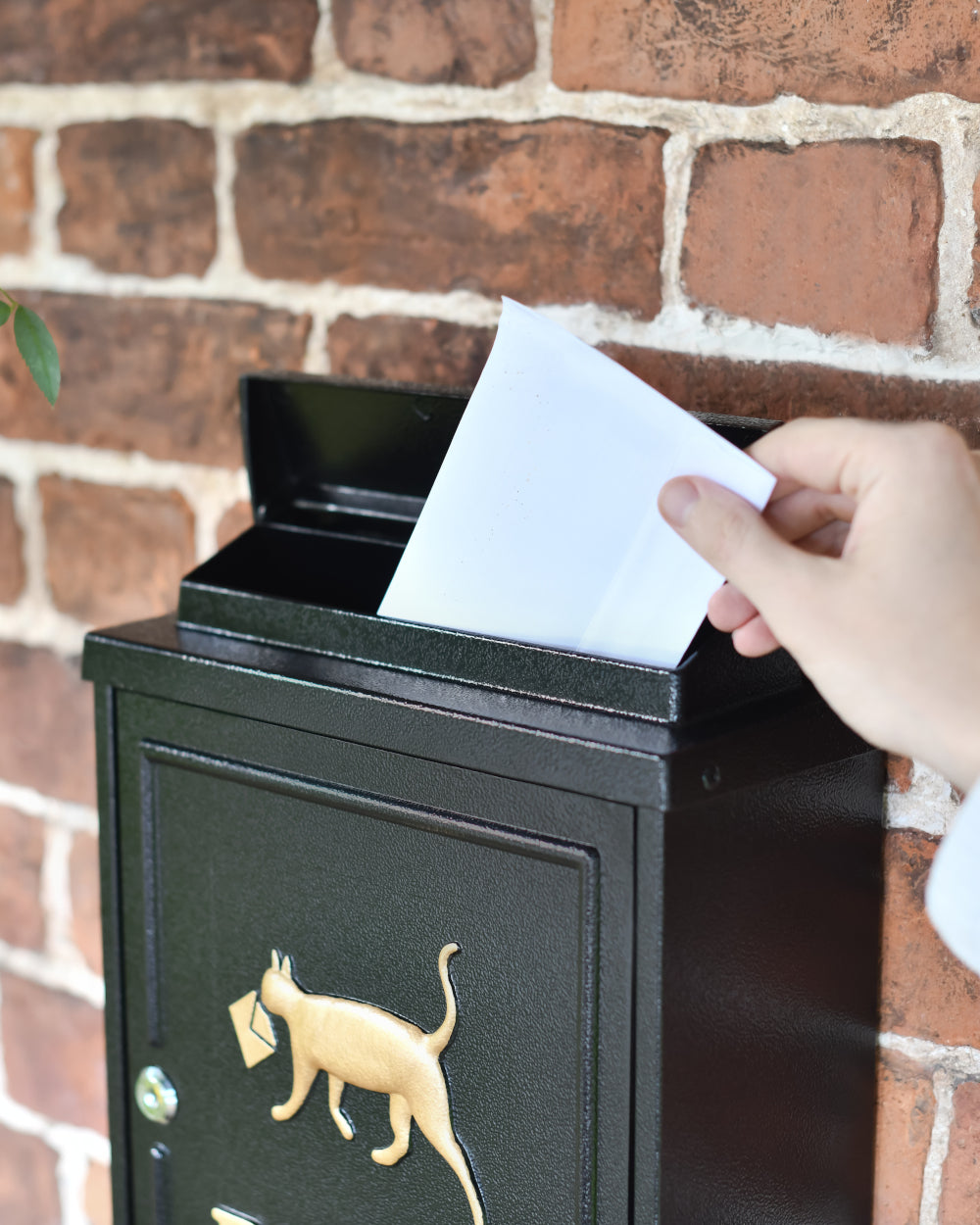 Liftable aperture post box