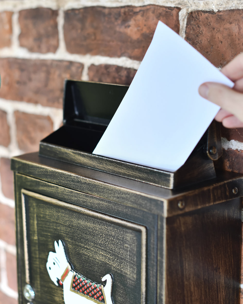 Mail box with liftable aperture 