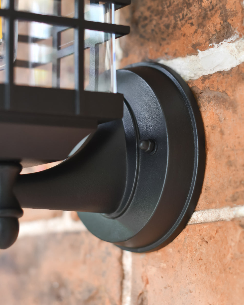 Matte-black circular bracket 