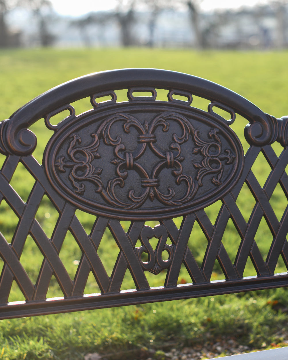 Bench with embossed middle plate 