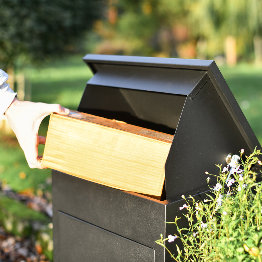 Black mail box with liftable roof 