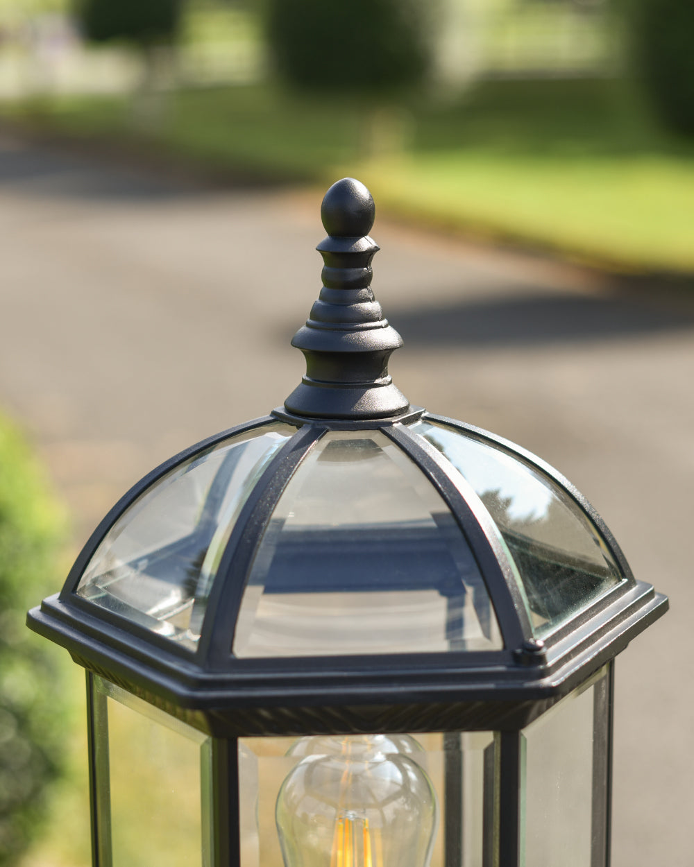 Pillar light with glass panes 
