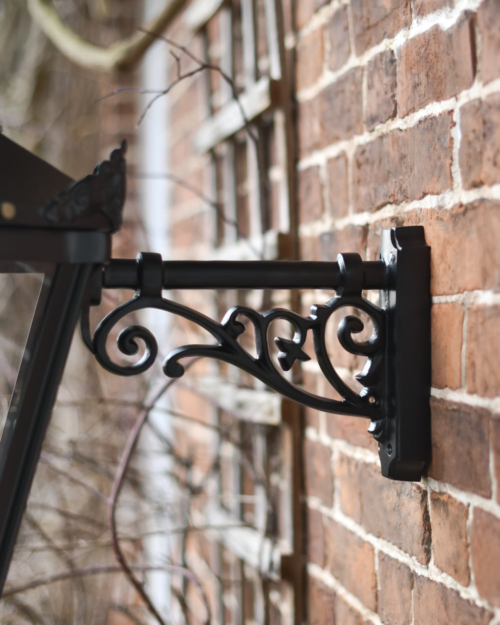 Decorated bracket for lantern