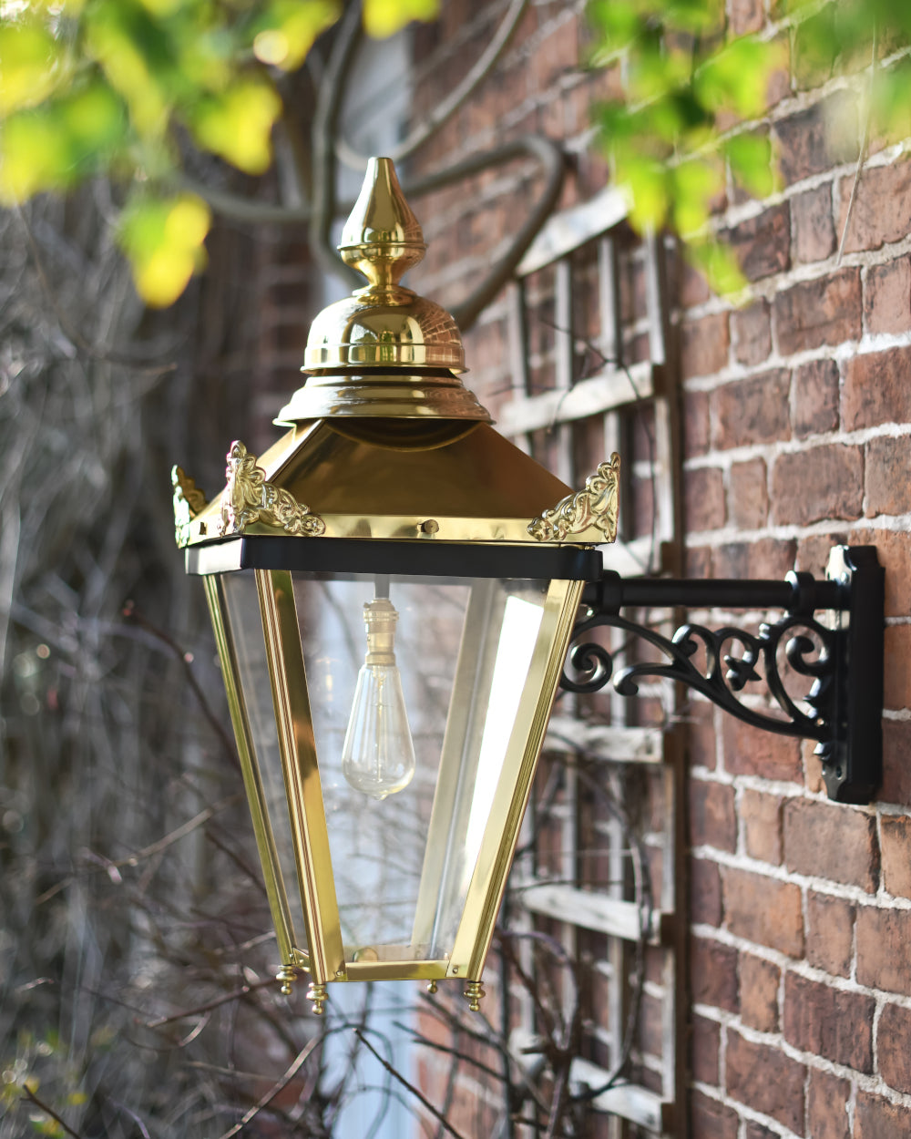 Top-fixed wall lantern