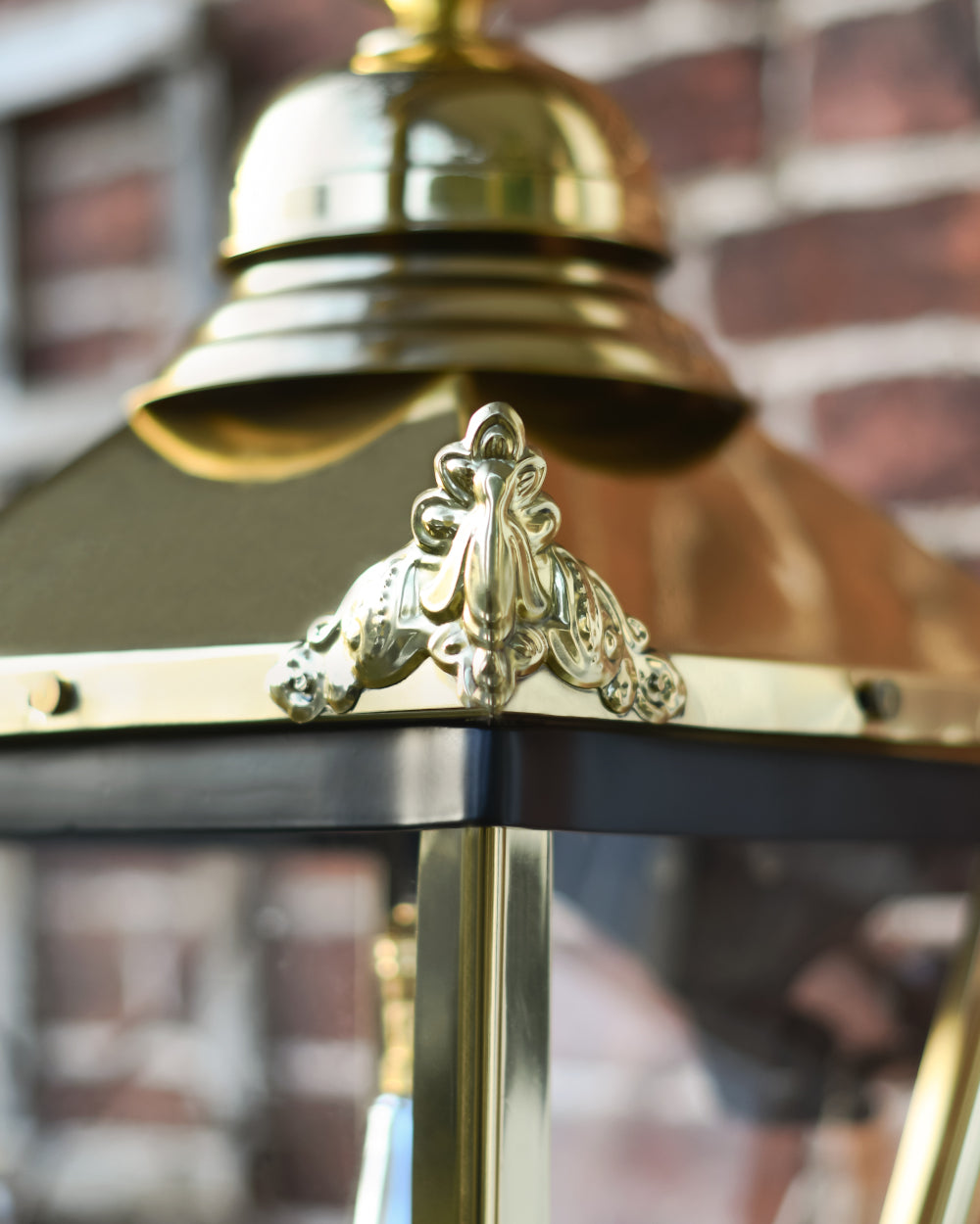 Lantern with decorated edges