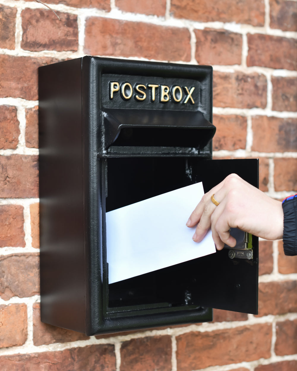 Lockable post box 