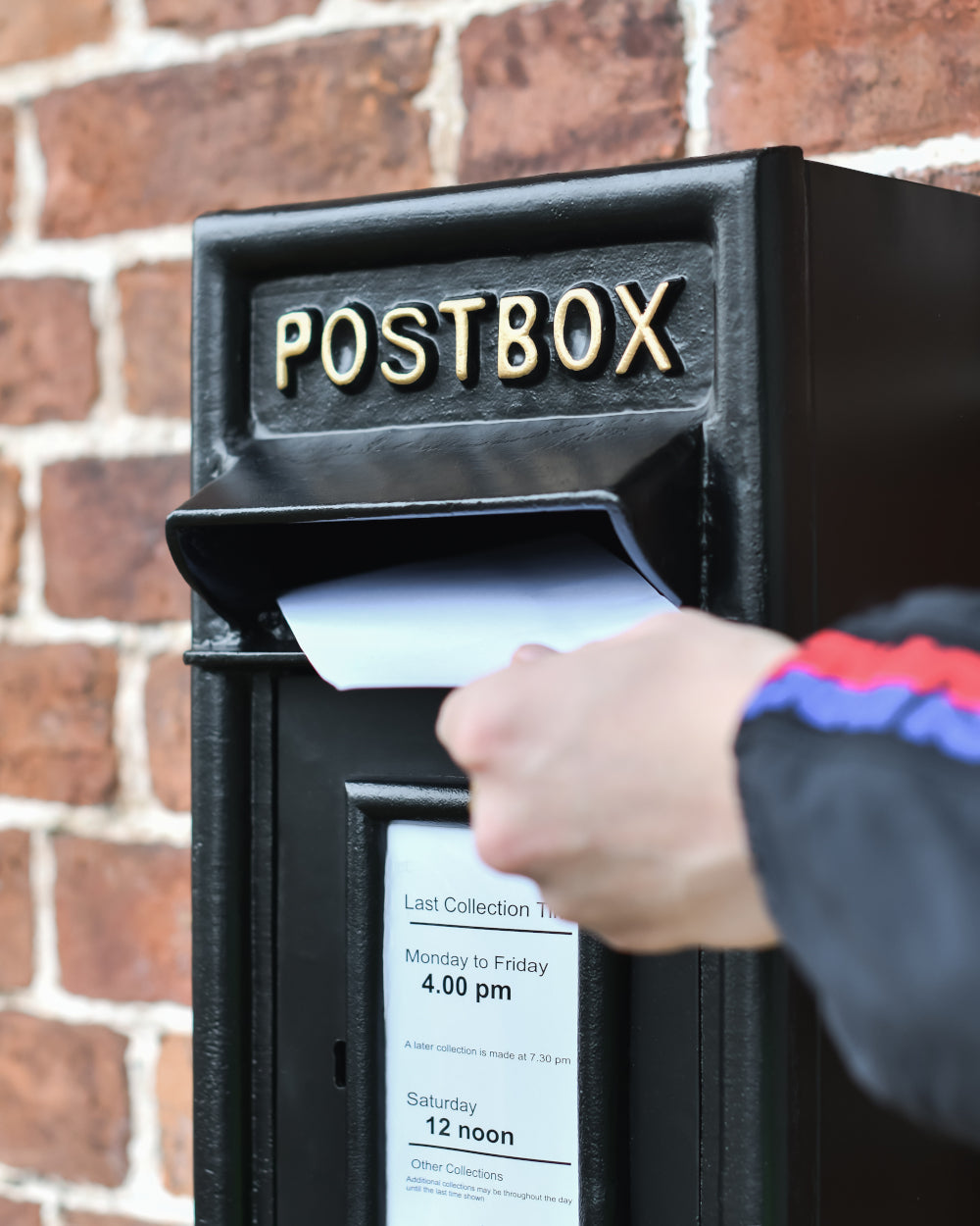 Wall mountable letter box 