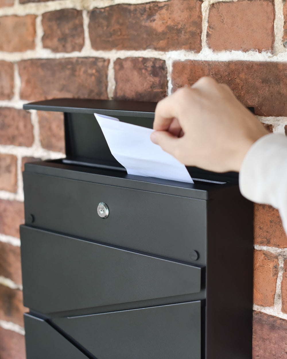 Enclosed aperture post box 