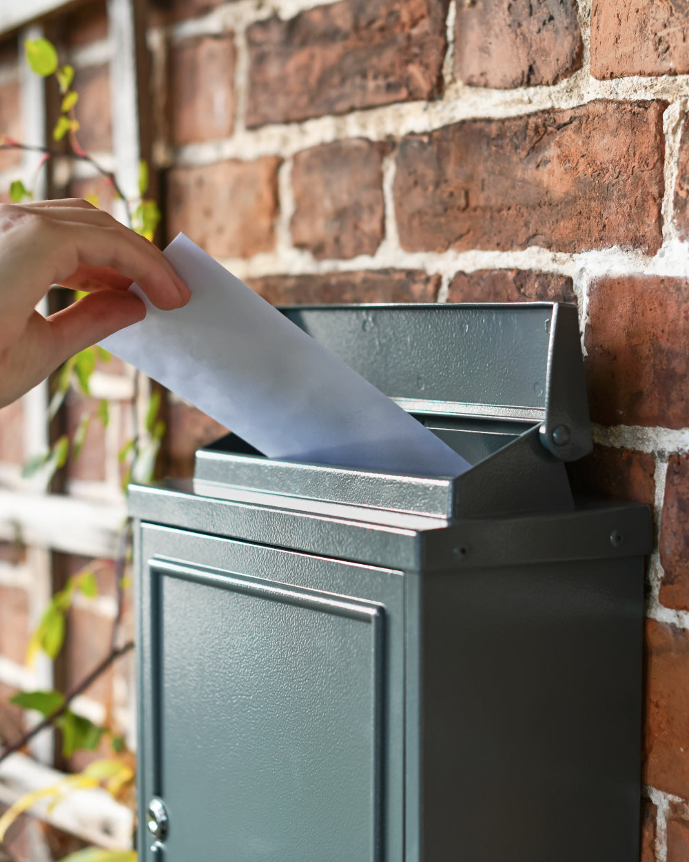 Liftable aperture mail box