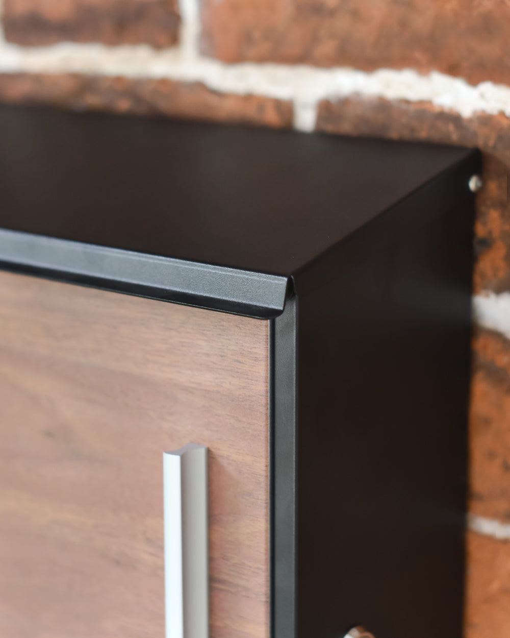 Wall-mounted post box 