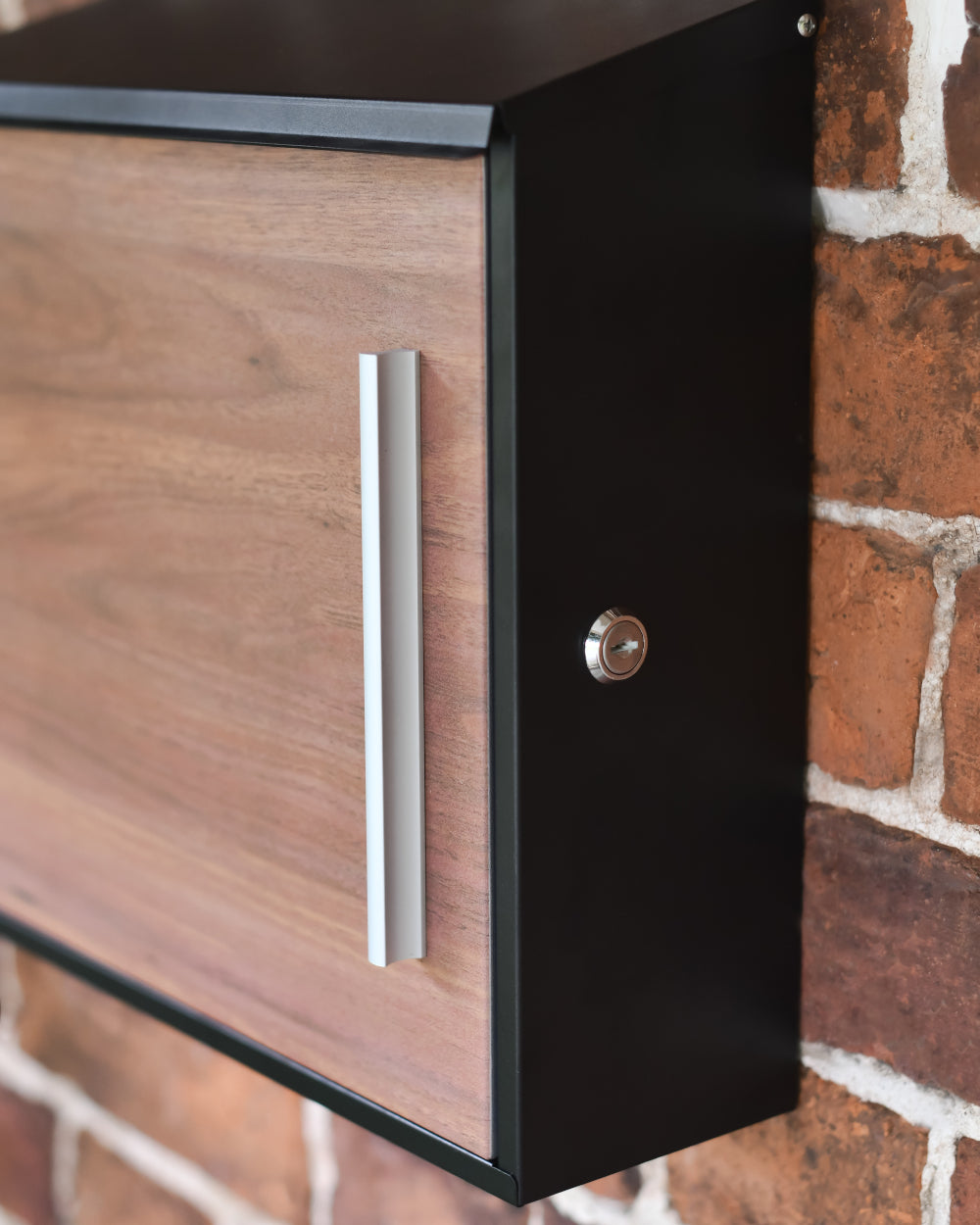Lockable post box 