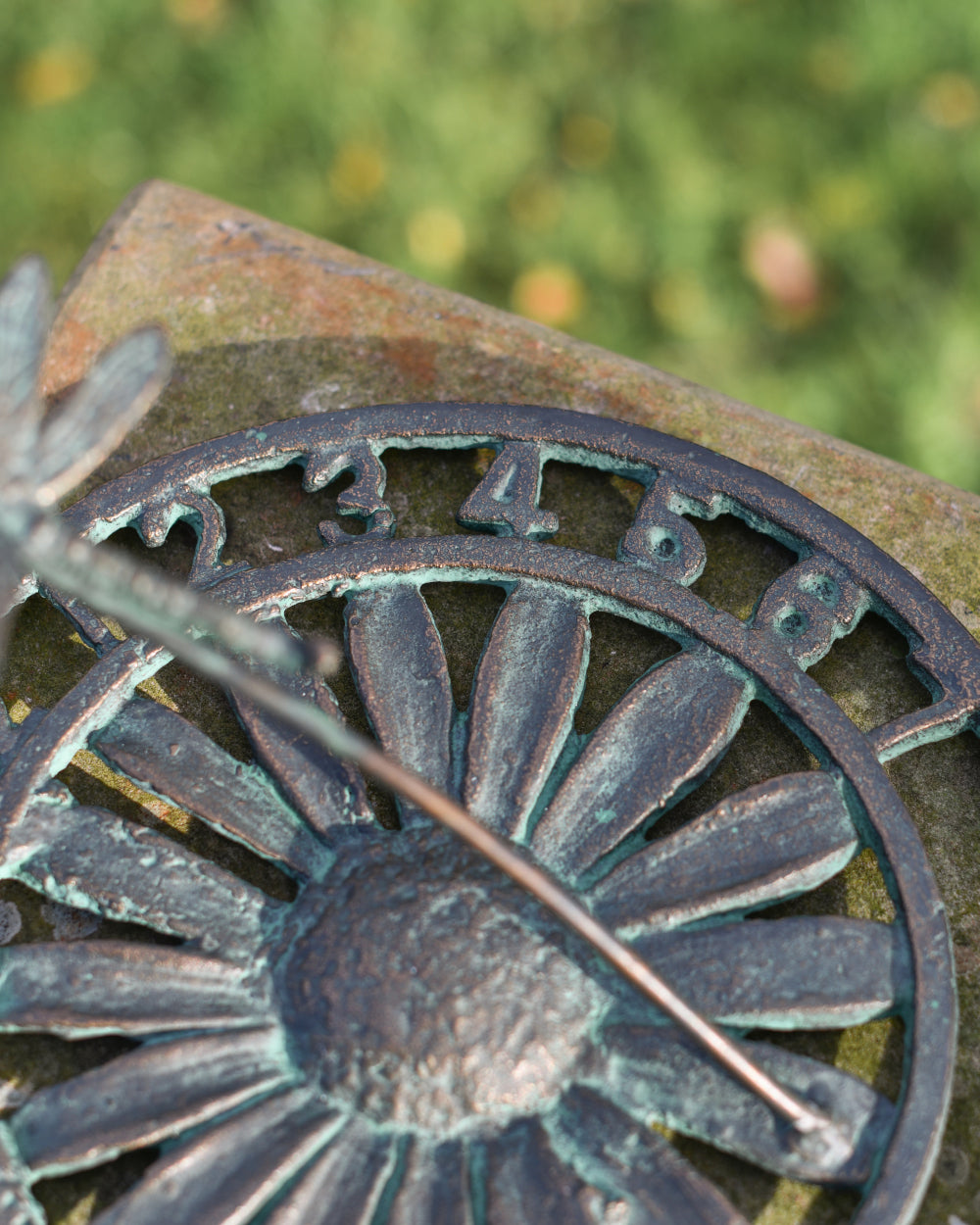 Circular flower base sundial 