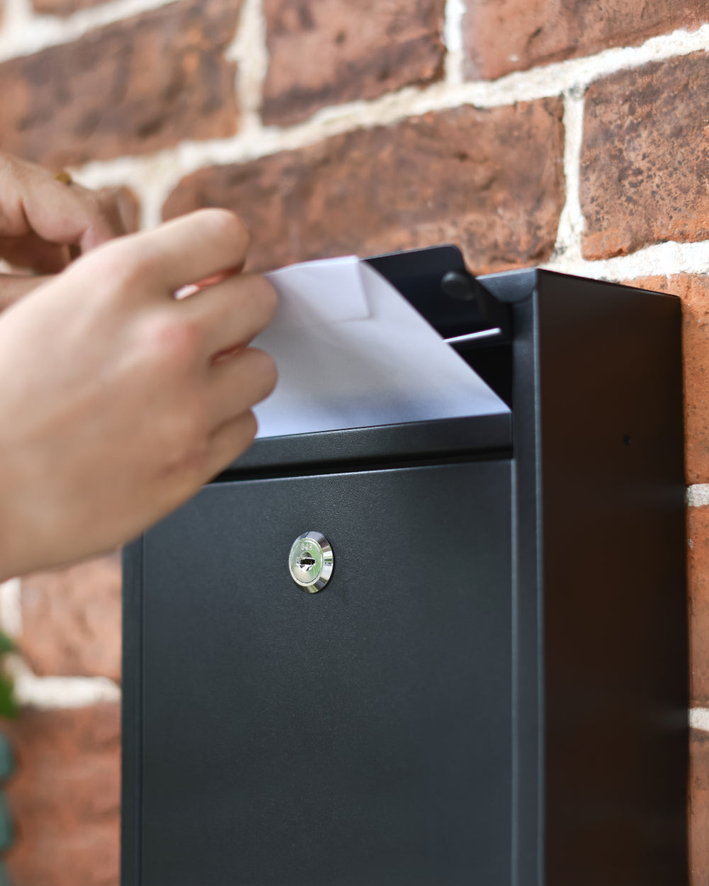 Slim aperture post box 