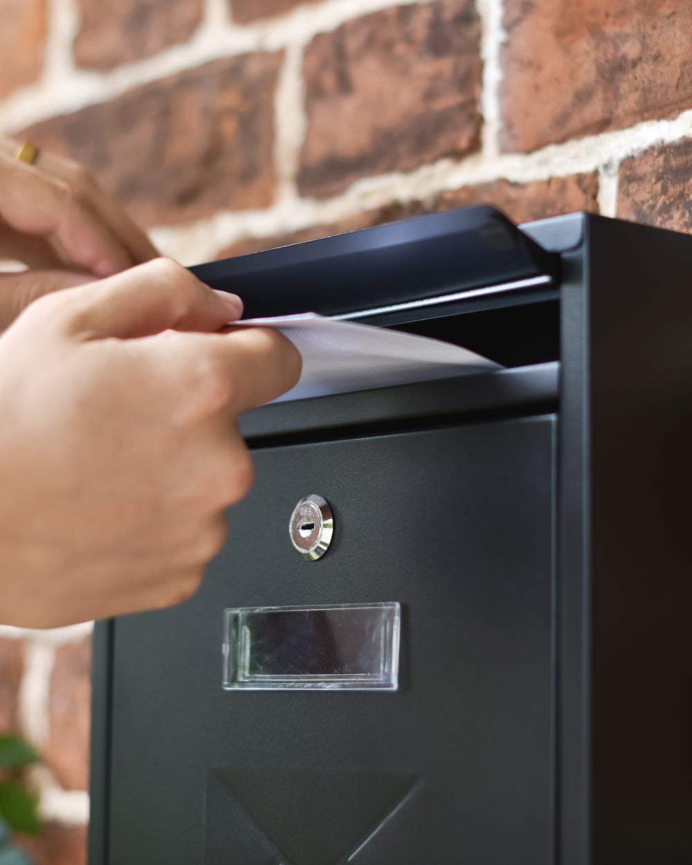 Post box with liftable aperture 