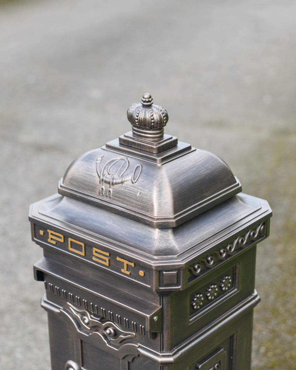Embossed harp on post box roof 