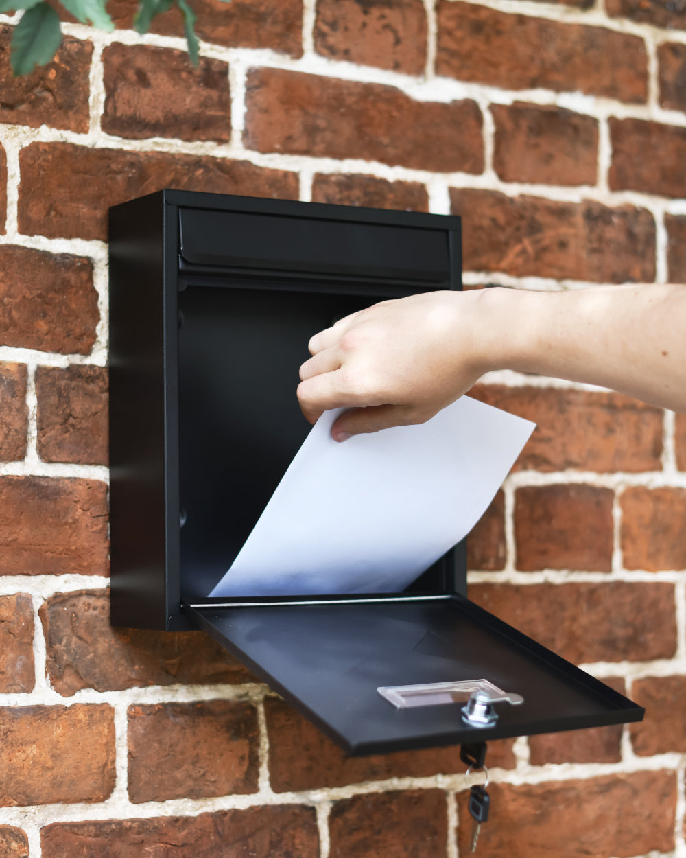Post box with front retrieval 