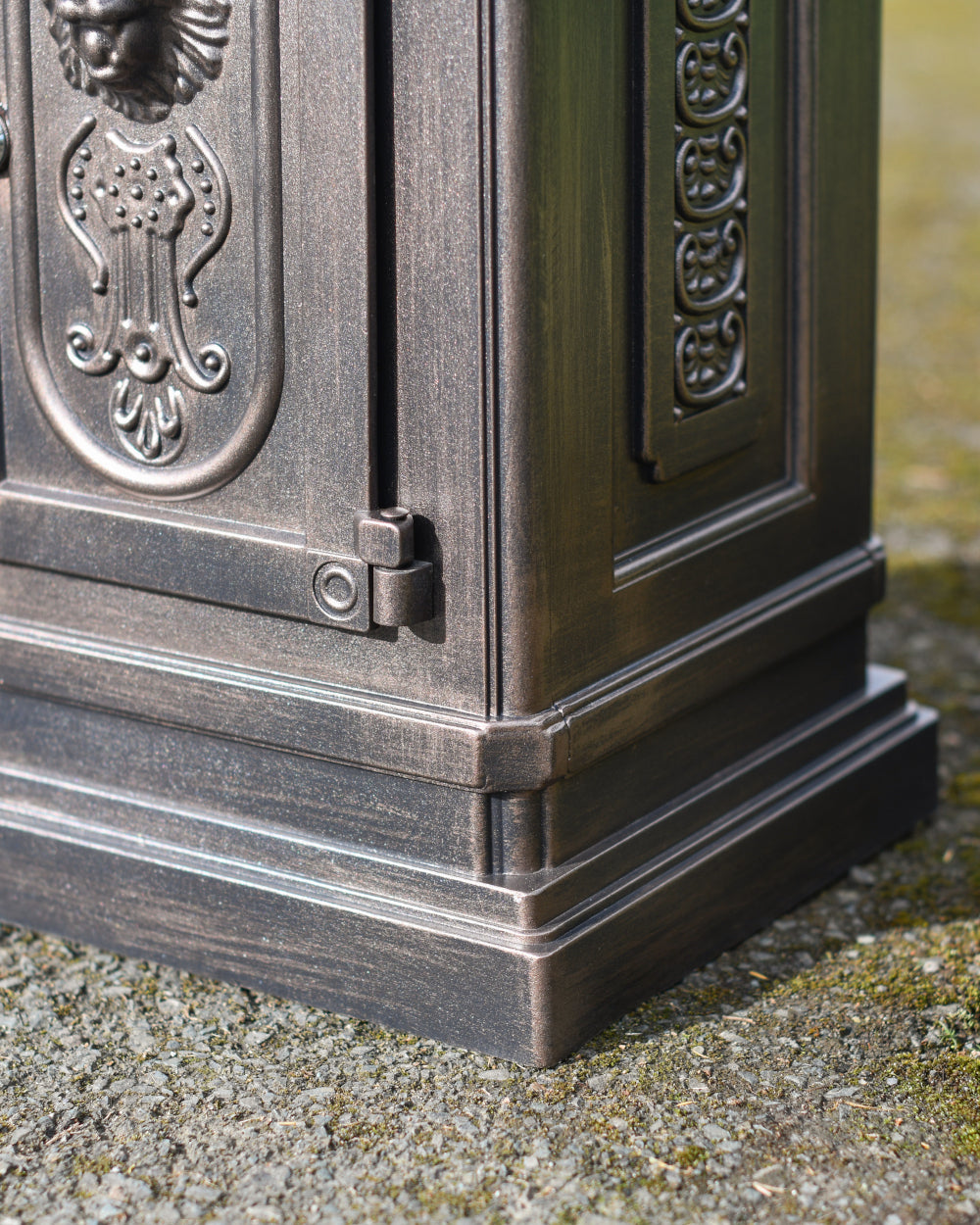 Freestanding letter box 