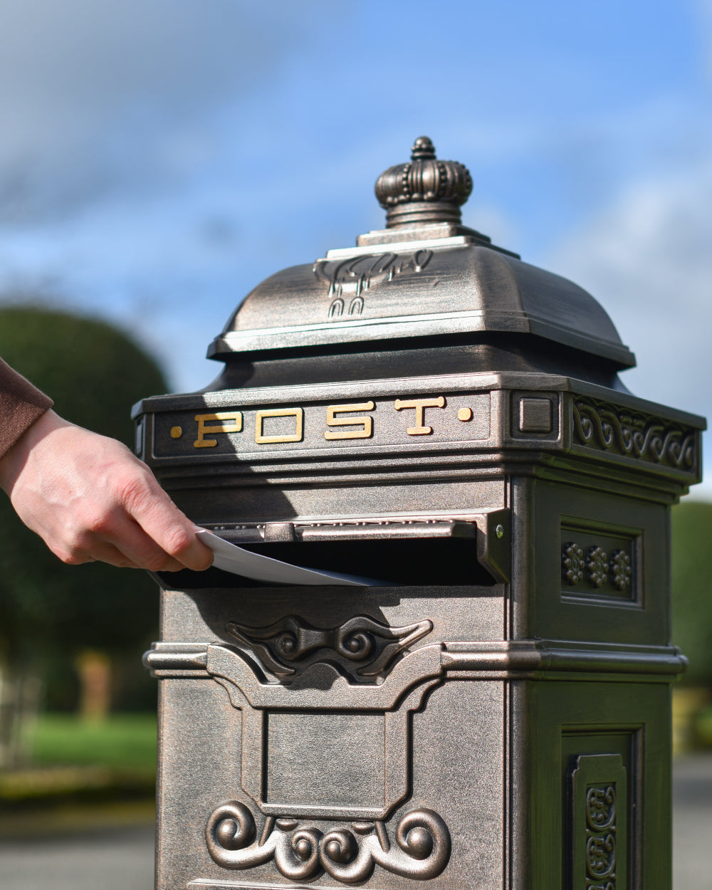 Post box with liftable aperture 