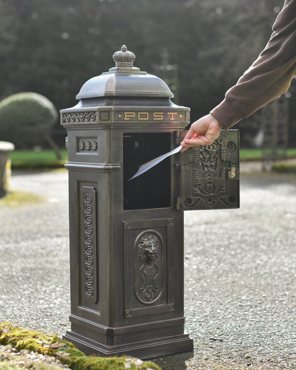 Lockable mail retrieval door 
