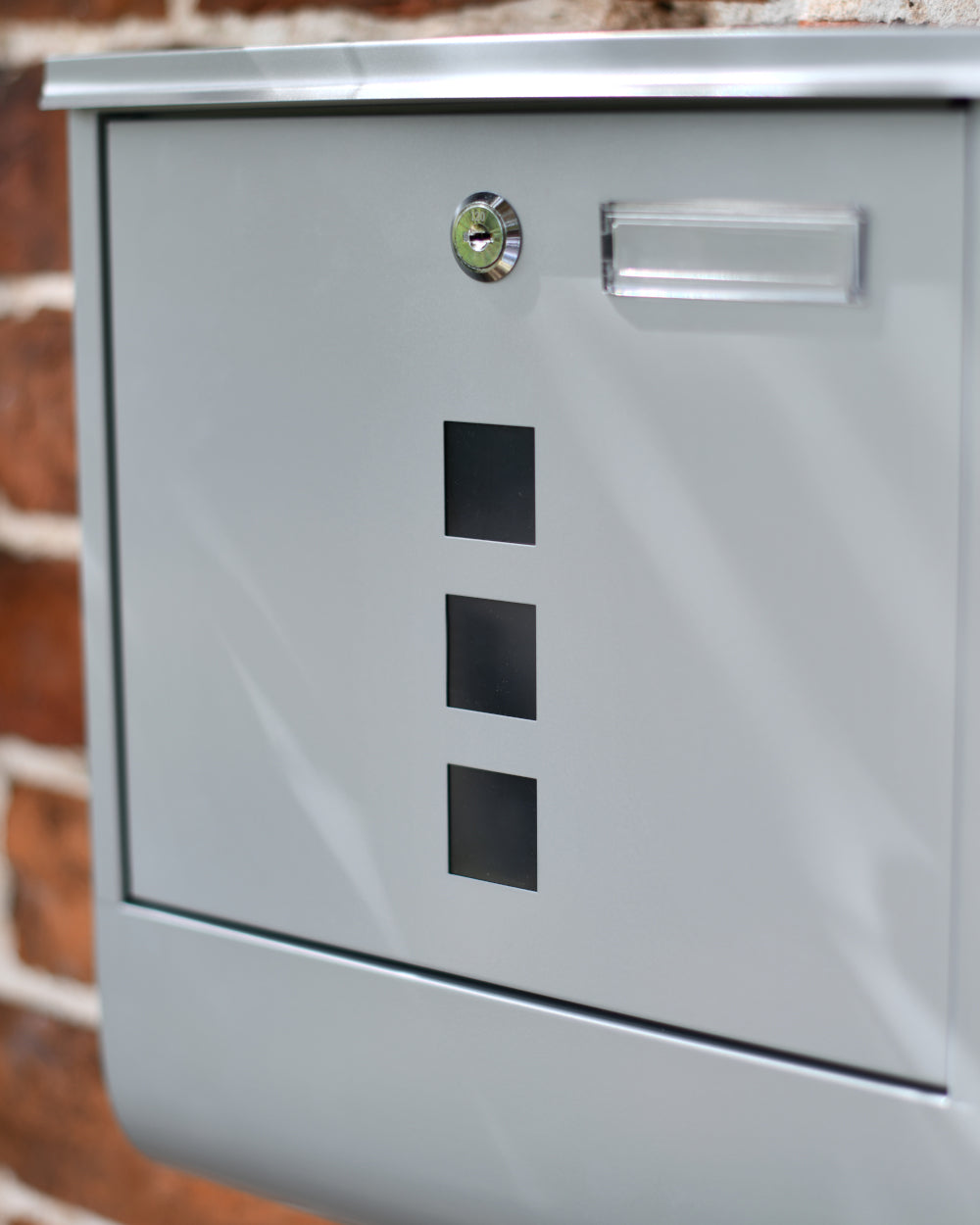 Post box with lockable front door 