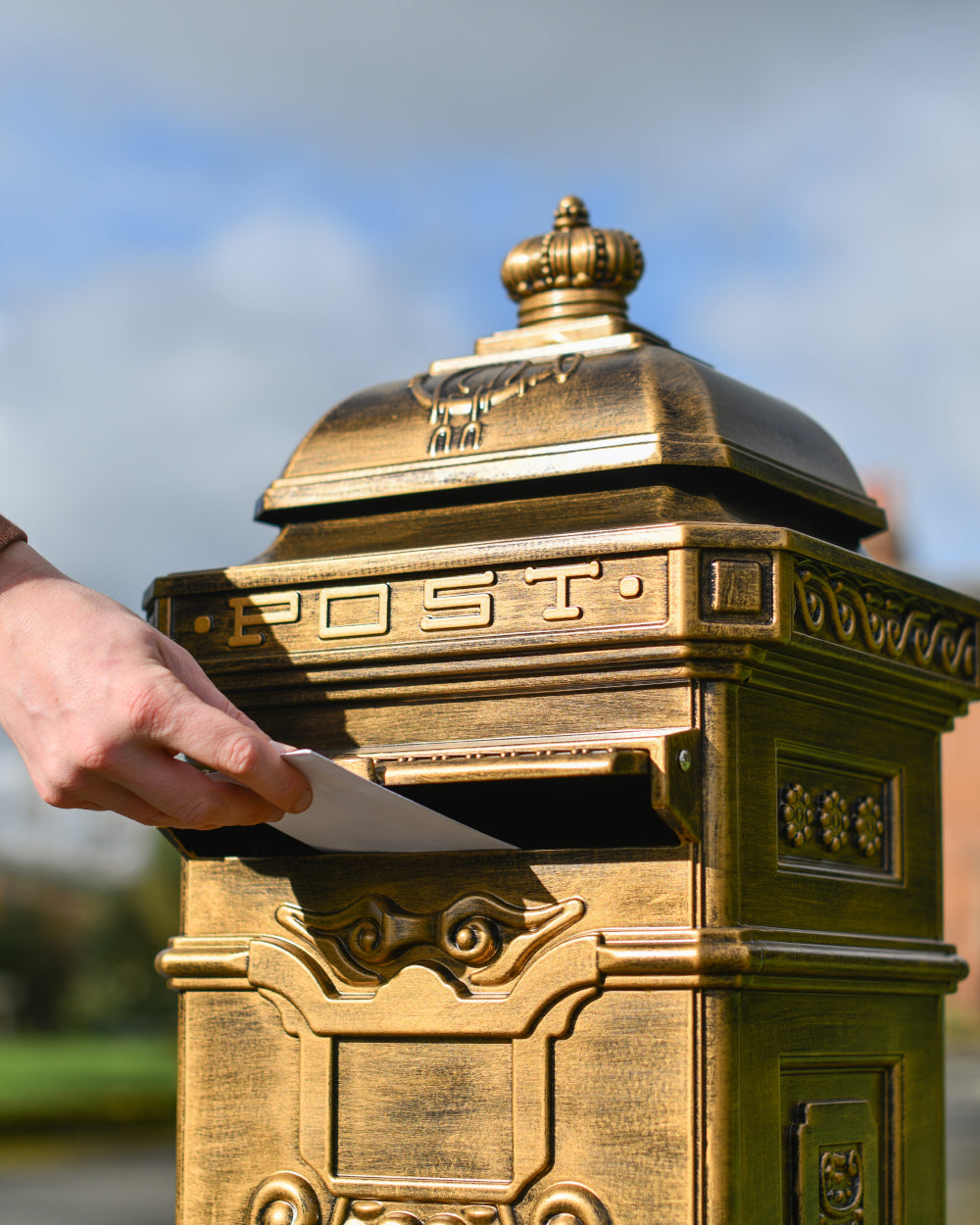 Liftable letter box 