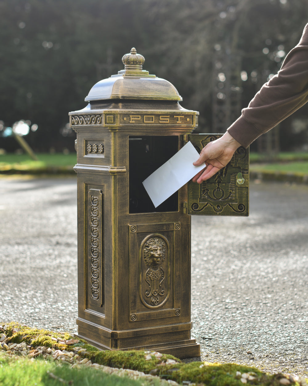 Lockable mail retrieval door 