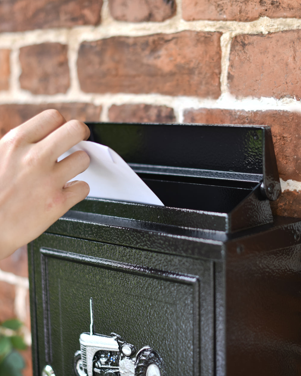 Liftable flap post box