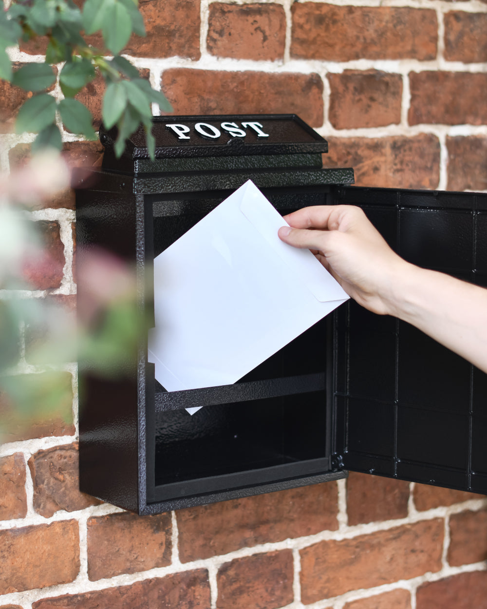 Heavy-duty post box 
