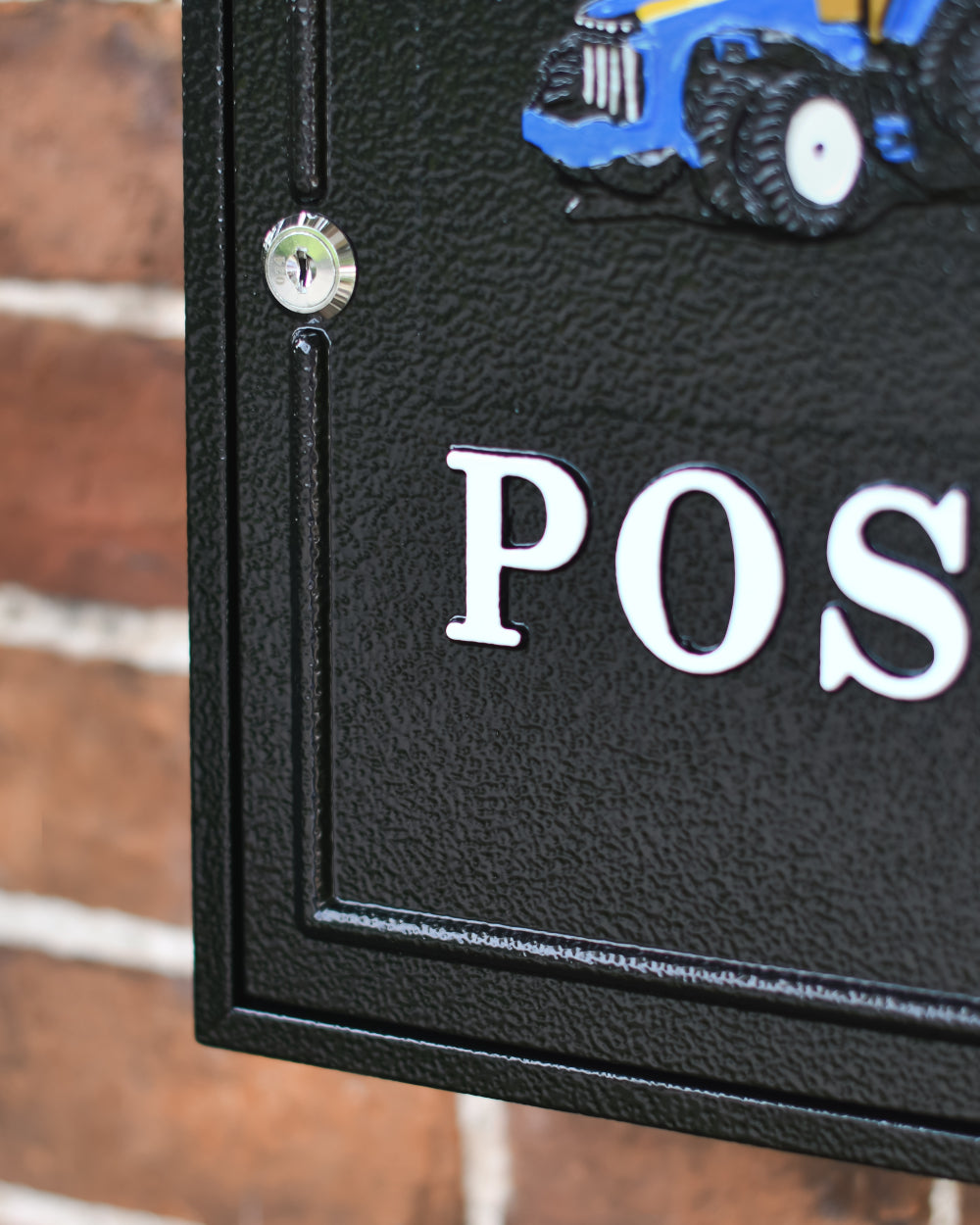 Post box that is lockable