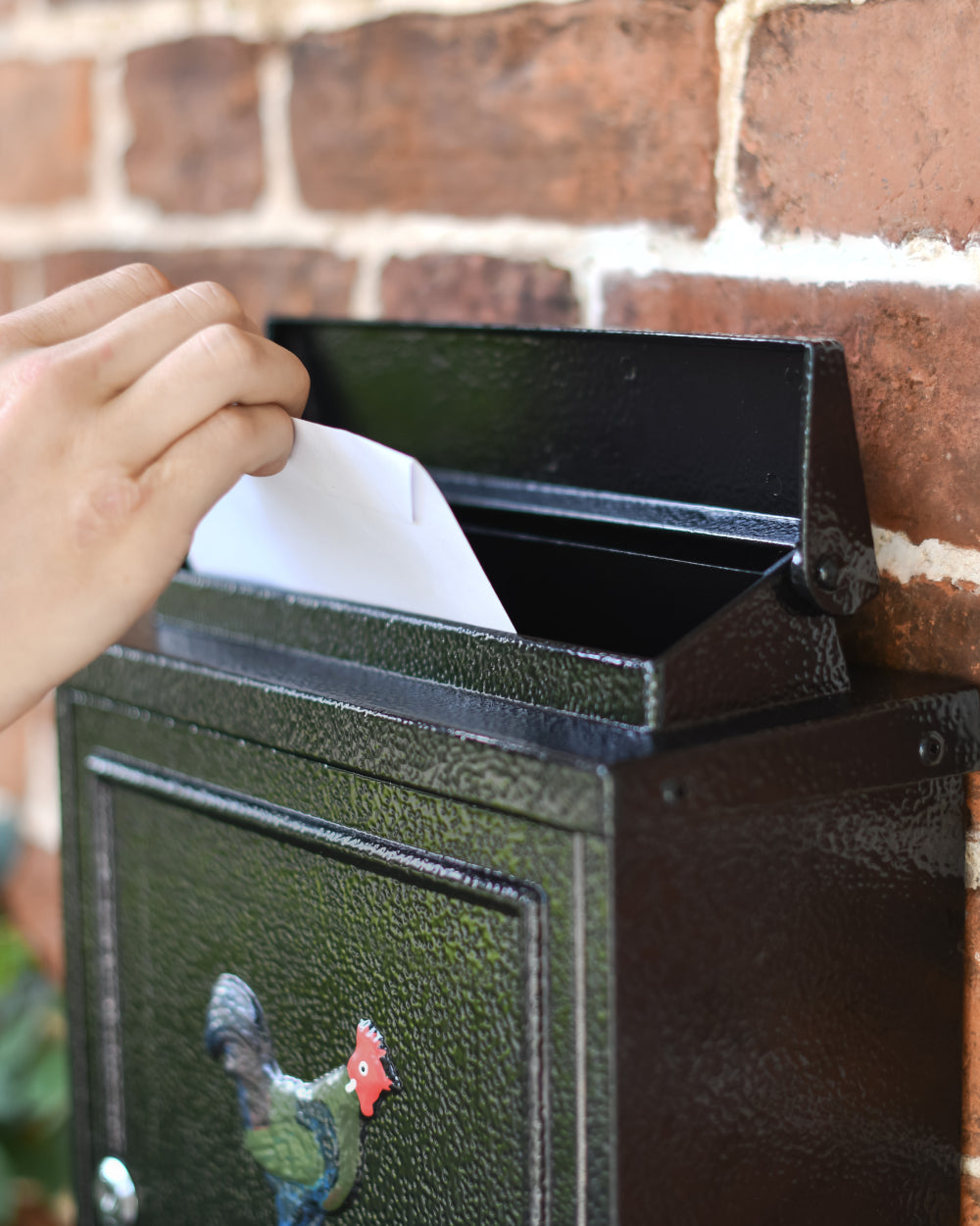 Mail box with liftable aperture 
